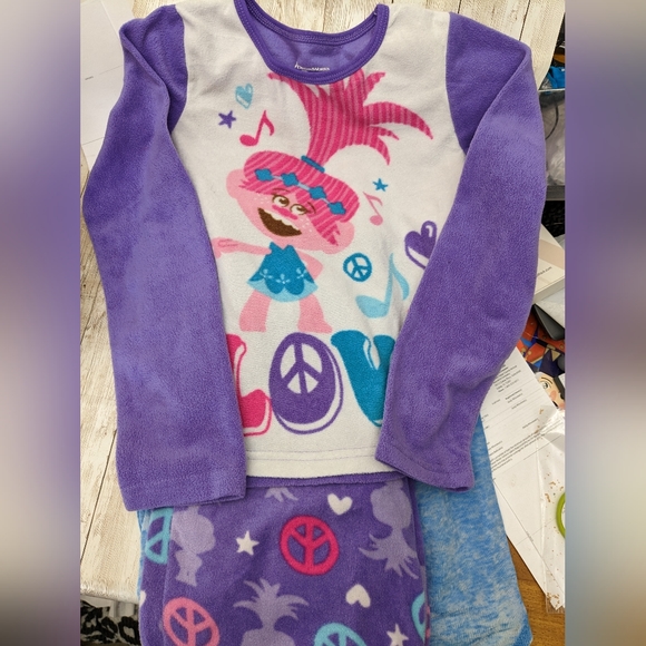 Trolls fleece bathrobe and TWO pajamas size 8/10 - Picture 6 of 6